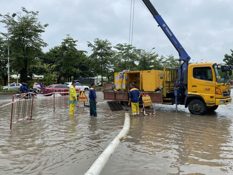 Lũ sông Thao vượt mức lịch sử, nước sông Hồng dâng cao ảnh hưởng một số vùng ở Hà Nội ảnh 26