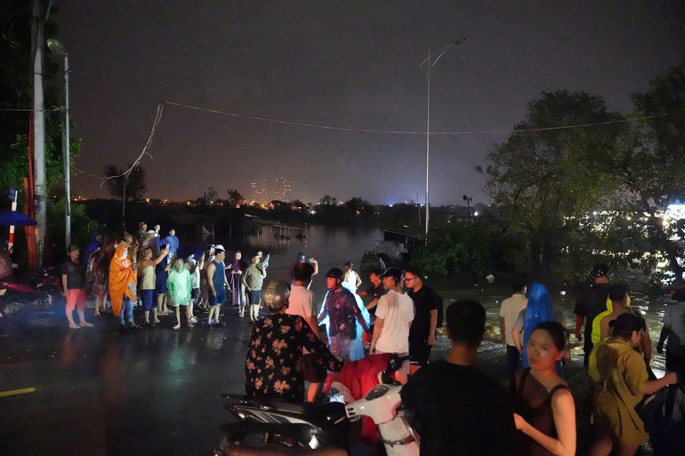 Người dân thấp thỏm lo lắng.