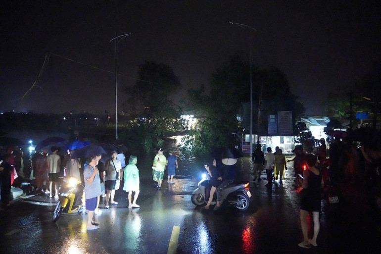 Nhiều người dân tại khu vực này không khỏi lo lắng khi mực nước dâng nhanh từ tối đến đêm.