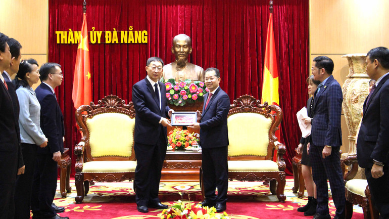 Tặng đoàn Bí thư Khu ủy Quảng Tây quà lưu niệm của thành phố Đà Nẵng.