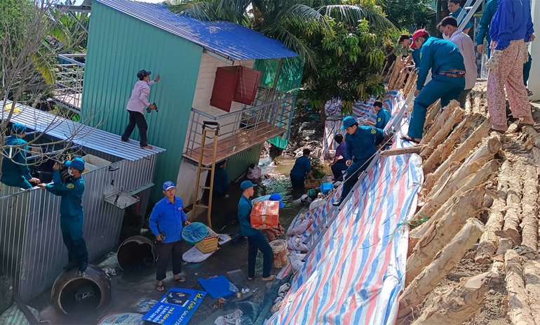 Các lực lượng tiếp tục được tập trung trong ngày 2/4 để di dời, tháo dở các căn nhà và chòi tạm bị sụp xuống sông, bảo đảm an toàn giao thông đường thủy.