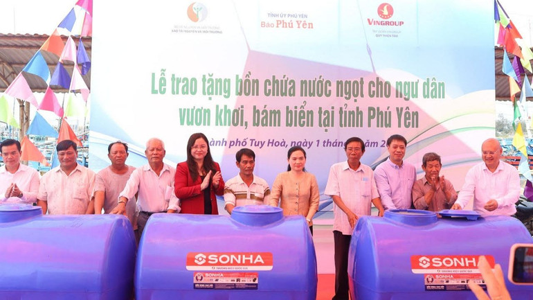 Các đại biểu trao bồn chứa nước ngọt hỗ trợ bà con ngư dân Phú Yên vươn khơi bám biển.