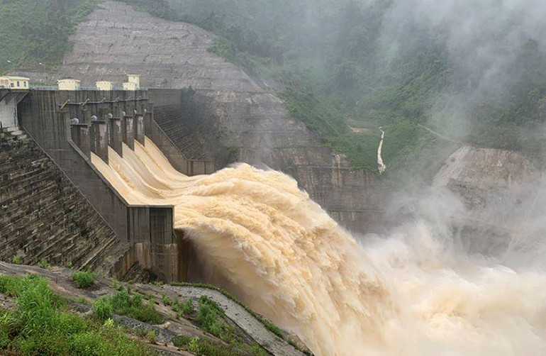 Thủy điện Sông Bung 4 đang vận hành giảm lũ khoảng 210m3/s. Thủy điện Sông Bung 4 đang vận hành giảm lũ khoảng 210m3/s.