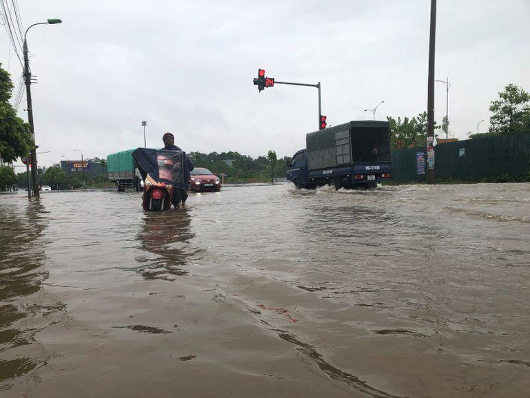 Tuyến đường Nguyễn Du kéo dài có nhiều chỗ ngập sâu gần 1m. Tuyến đường Nguyễn Du kéo dài có nhiều chỗ ngập sâu gần 1m.