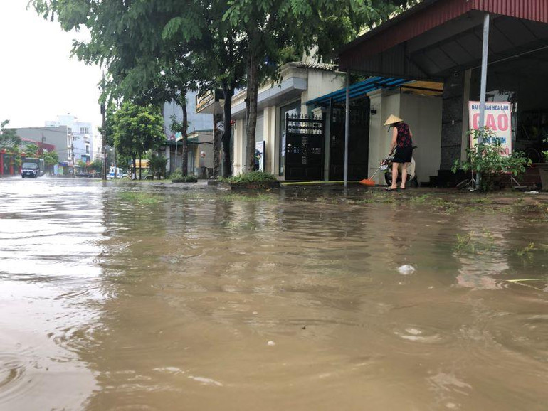 Tuyến đường Nguyễn Du kéo dài có nhiều chỗ ngập sâu gần 1m. Tuyến đường Nguyễn Du kéo dài có nhiều chỗ ngập sâu gần 1m.