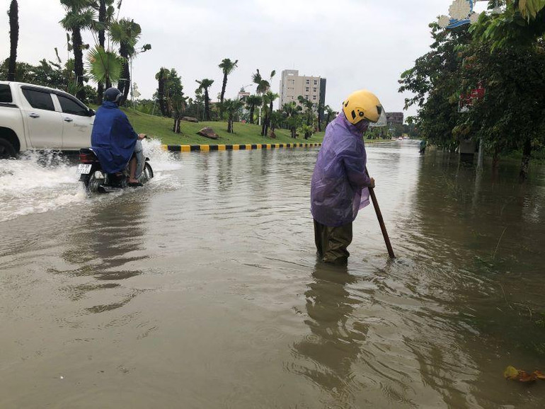 Công nhân Công ty CP Môi trường và Đô thị Việt Trì khơi thông cống thoát nước tại đường Phù Đổng. Công nhân Công ty CP Môi trường và Đô thị Việt Trì khơi thông cống thoát nước tại đường Phù Đổng.