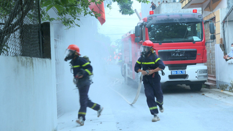 Diễn tập xử lý sự cố cháy nổ tại xã Bình Định, huyện Yên Lạc. Diễn tập xử lý sự cố cháy nổ tại xã Bình Định, huyện Yên Lạc.