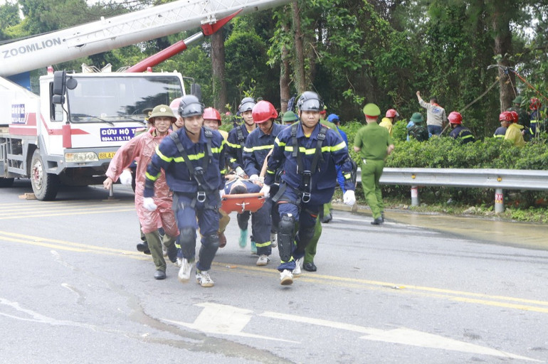 Cứu người bị thương.