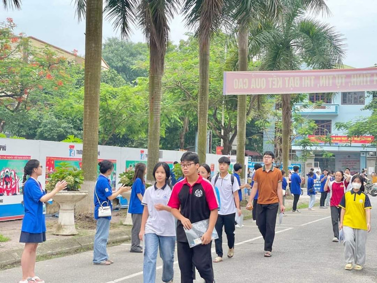 Các điểm thi đều có lực lượng tình nguyện viên cổ vũ, giúp đỡ các thí sinh.