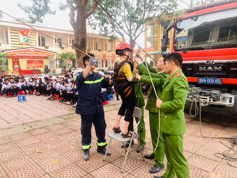 Thực hành kỹ năng chữa cháy và cứu nạn, cứu hộ tại Trường THCS Kim Xá, huyện Vĩnh Tường. Thực hành kỹ năng chữa cháy và cứu nạn, cứu hộ tại Trường THCS Kim Xá, huyện Vĩnh Tường.