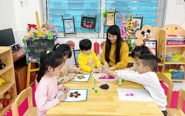 Cô trò trường Mầm non Hoa Hồng trong một buổi học.(Ảnh: Ngọc Lan)