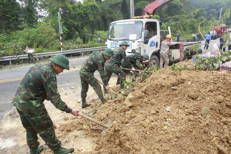 Dọn dẹp đất đá để thông đường.