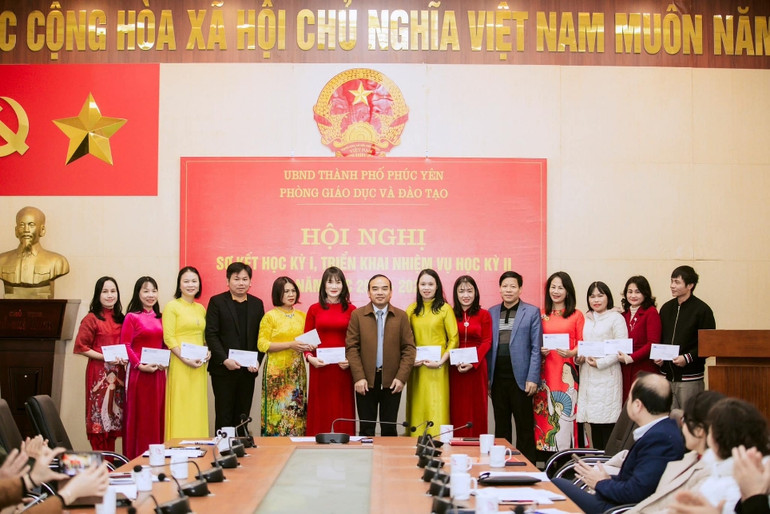 Lãnh đạo thành phố khen thưởng cán bộ, giáo viên đạt thành tích cao.