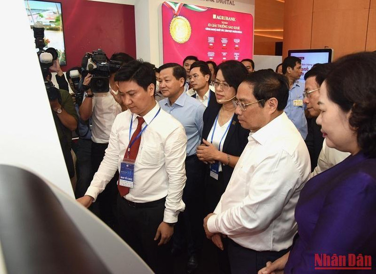 Thủ tướng Phạm Minh Chính dự sự kiện Chuyển đổi số ngành ngân hàng.