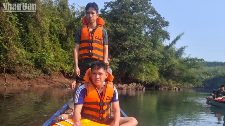 Các lực lượng đang tìm em học sinh còn lại.