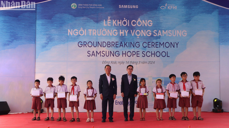 Lãnh đạo Samsung và lãnh đạo thành phố Đồng Xoài tặng quà cho học sinh nghèo tại địa phương.