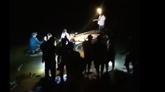 Lực lượng chức năng nỗ lực tìm các em học sinh bị đuối nước.