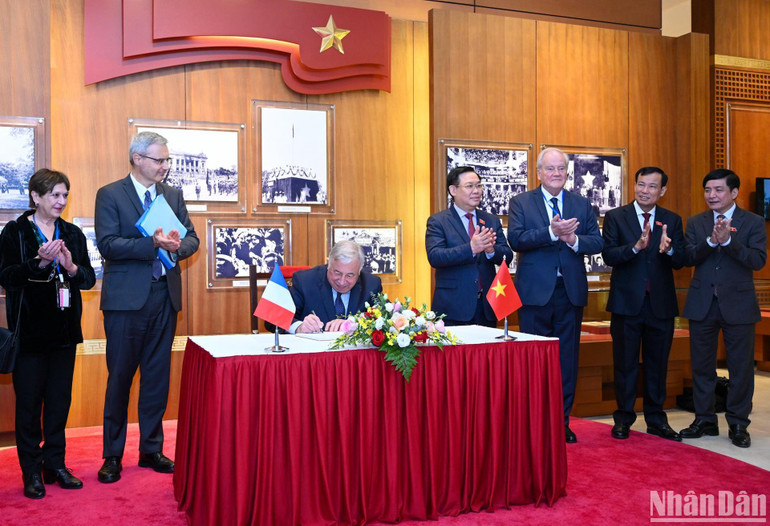 Chủ tịch Thượng viện Cộng hòa Pháp Gérard Larcher viết Sổ vàng lưu niệm tại Phòng Truyền thống Quốc hội Việt Nam. Chủ tịch Thượng viện Cộng hòa Pháp Gérard Larcher viết Sổ vàng lưu niệm tại Phòng Truyền thống Quốc hội Việt Nam.