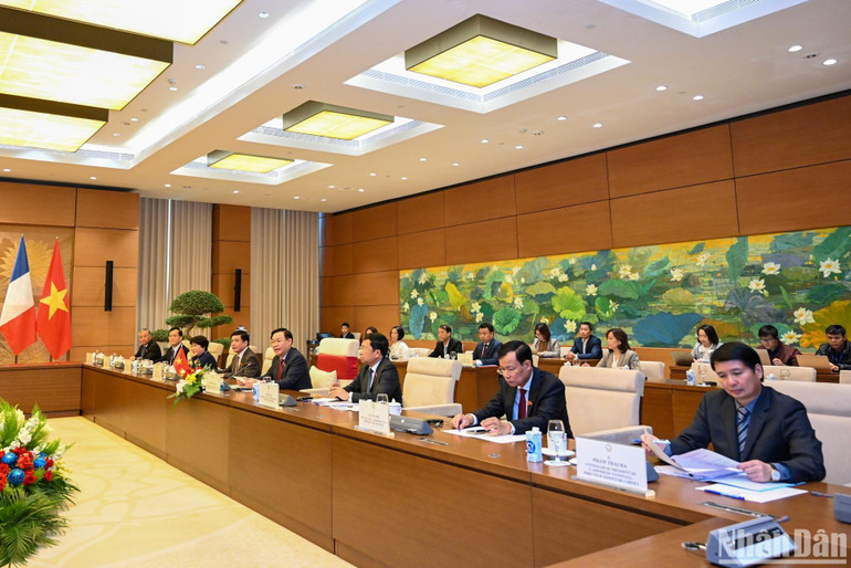 Đoàn đại biểu cấp cao Quốc hội Việt Nam dự buổi hội đàm. Đoàn đại biểu cấp cao Quốc hội Việt Nam dự buổi hội đàm.