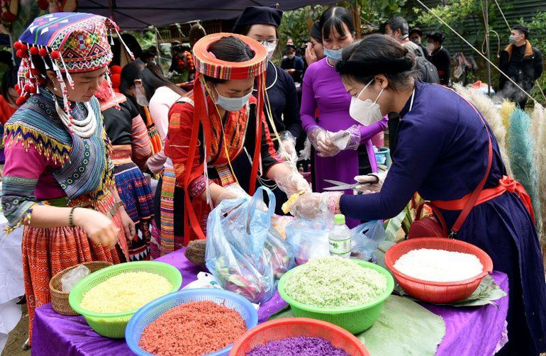 Xôi ngũ sắc là sự kết hợp tinh tế của gạo nếp và nhiều loại cây, củ, quả.