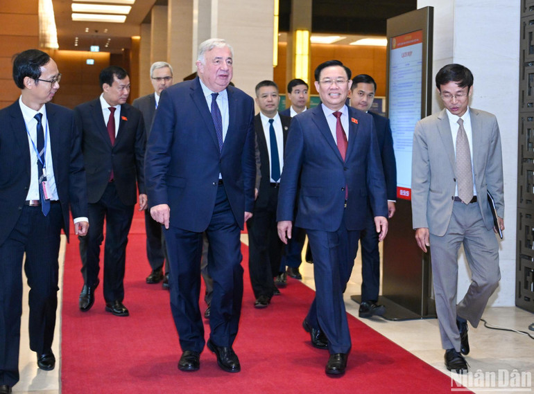 Chủ tịch Quốc hội Vương Đình Huệ và Chủ tịch Thượng viện Cộng hòa Pháp Gérard Larcher trao đổi trước khi vào buổi hội đàm. Chủ tịch Quốc hội Vương Đình Huệ và Chủ tịch Thượng viện Cộng hòa Pháp Gérard Larcher trao đổi trước khi vào buổi hội đàm.