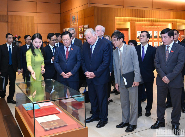 Chủ tịch Thượng viện Cộng hòa Pháp và các đại biểu tham quan Phòng Truyền thống Quốc hội Việt Nam. Chủ tịch Thượng viện Cộng hòa Pháp và các đại biểu tham quan Phòng Truyền thống Quốc hội Việt Nam.