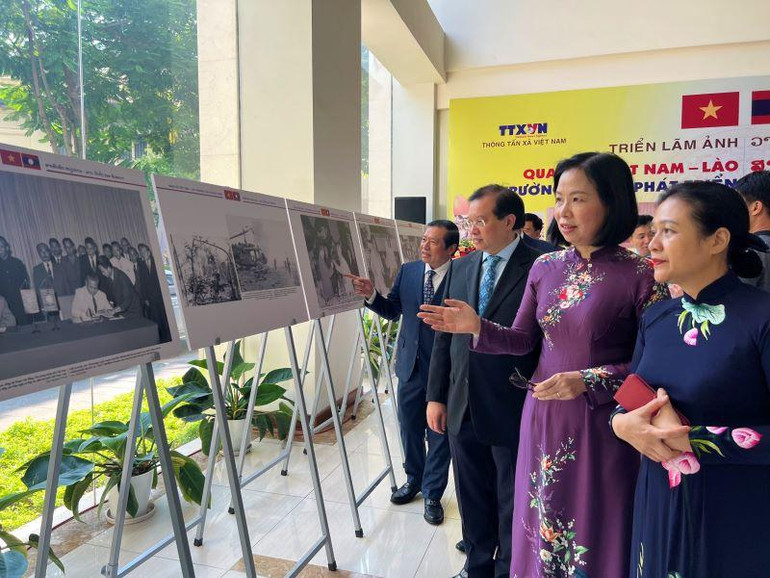 Các đại biểu tham quan triển lãm.