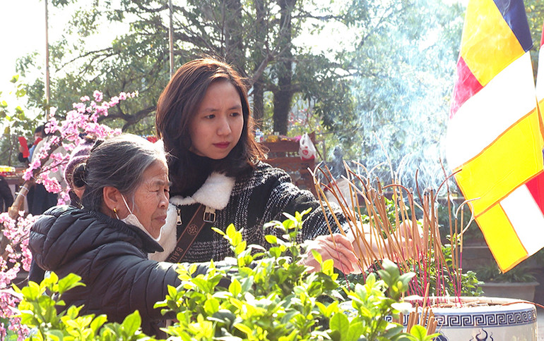 Du khách chiêm bái tại chùa Hang, xã An Khang, thành phố Tuyên Quang.