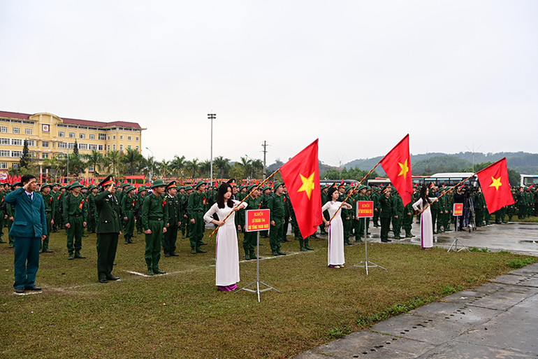 Công tác giao, nhận quân tại Tuyên Quang được tổ chức trang trọng. Công tác giao, nhận quân tại Tuyên Quang được tổ chức trang trọng.