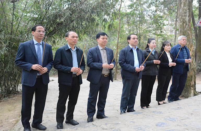 Trước đó, các đại biểu đã dâng hương tưởng nhớ Chủ tịch Hồ Chí Minh tại lán Nà Nưa. Trước đó, các đại biểu đã dâng hương tưởng nhớ Chủ tịch Hồ Chí Minh tại lán Nà Nưa.