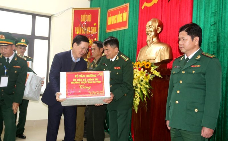 Đồng chí Võ Văn Thưởng tặng quà cho các Đồn Biên phòng tuyến núi của BĐBP Thừa Thiên Huế và đơn vị bảo vệ biên giới của bạn Lào ở sát tuyến biên giới A Lưới.