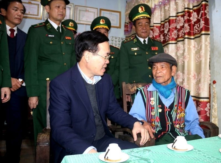 Đồng chí Võ Văn Thưởng và Đoàn công tác đến thăm hỏi, chúc Tết gia đình ông Quỳnh A Lìa, cán bộ lão thành cách mạng ở thôn A 5, xã Hồng Vân (huyện A Lưới).