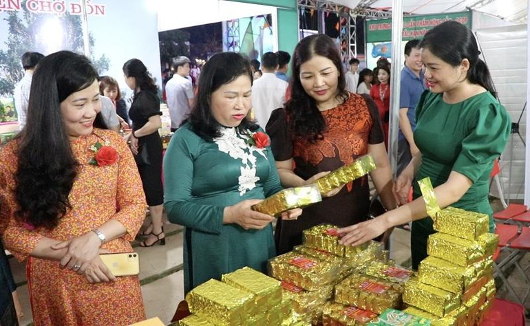 Bắc Kạn thúc đẩy chế biến, tiêu thụ nông lâm sản để tạo việc làm và nguồn thu bền vững (trong ảnh: Hội chợ quảng bá sản phẩm OCOP gắn với du lịch hồ Ba Bể).