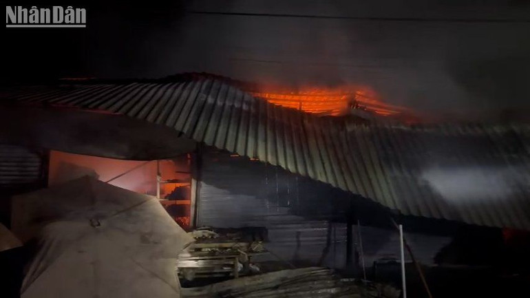 Ngọn lửa thiêu rụi các ki-ốt tại chợ Thống Nhất.