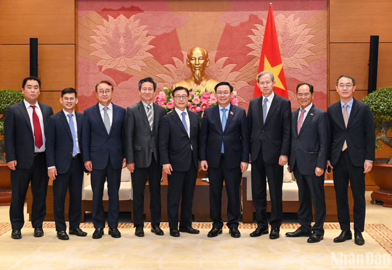 Chủ tịch Quốc hội Vương Đình Huệ và Tổng Giám đốc Công ty Luật Kim&Chang Chung Kye Sung chụp ảnh lưu niệm với các đại biểu dự buổi tiếp.