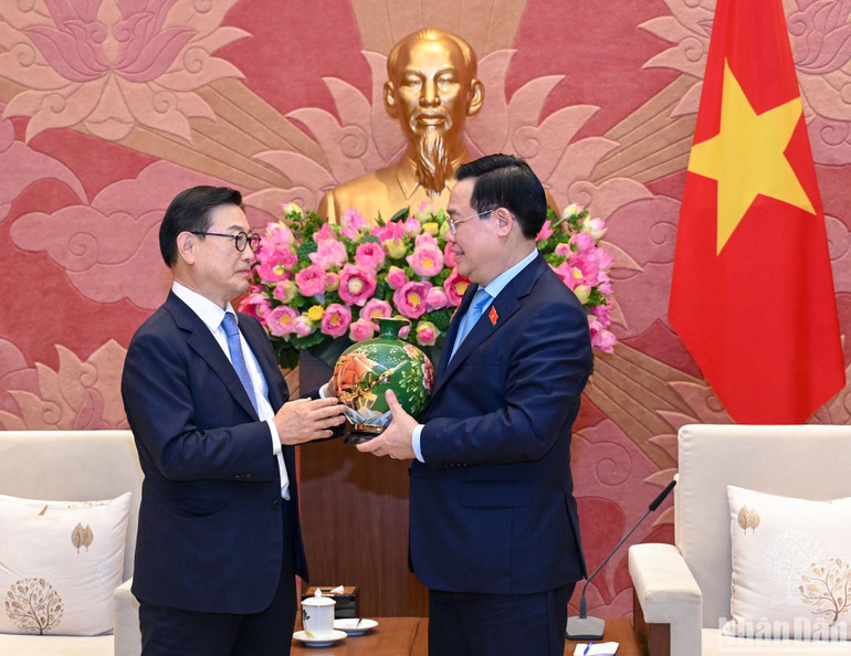 Chủ tịch Quốc hội Vương Đình Huệ trao tặng quà lưu niệm cho ông Chung Kye Sung.