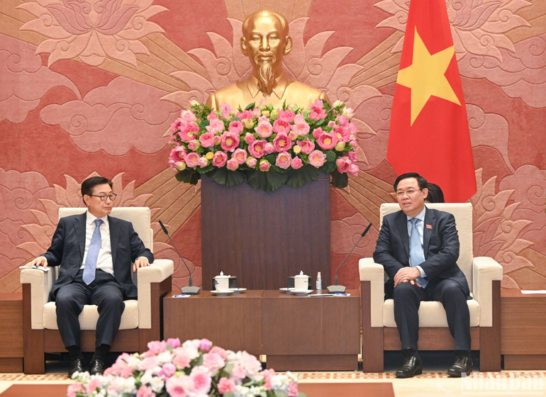 Chủ tịch Quốc hội Vương Đình Huệ phát biểu tại buổi tiếp Tổng Giám đốc Công ty luật Kim&Chang Chung Kye Sung. (Ảnh: Duy Linh)