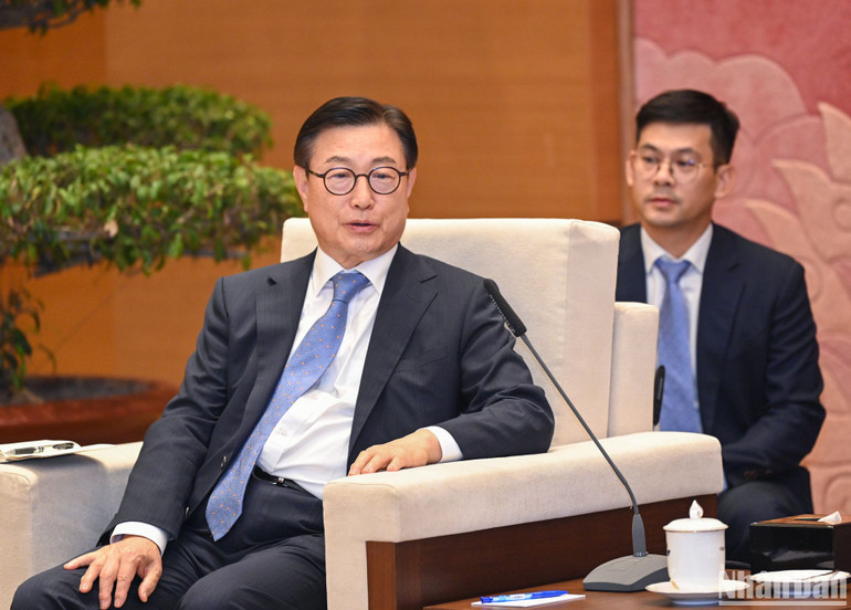 Tổng Giám đốc Công ty luật Kim&Chang Chung Kye Sung phát biểu tại buổi tiếp.