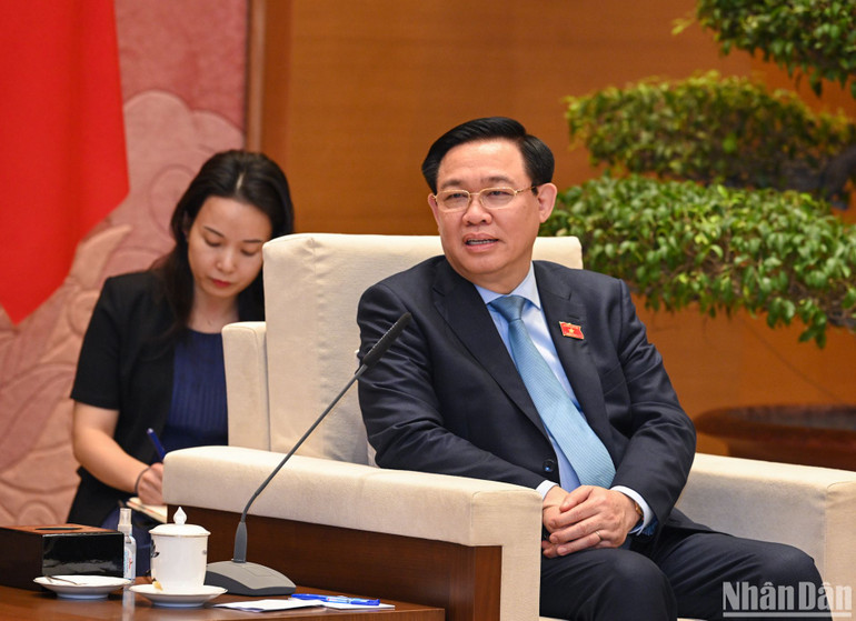 Chủ tịch Quốc hội Vương Đình Huệ phát biểu tại buổi tiếp.