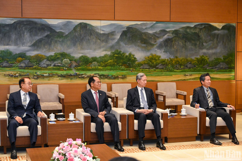 Các thành viên tháp tùng Tổng Giám đốc Công ty luật Kim&Chang dự buổi tiếp.