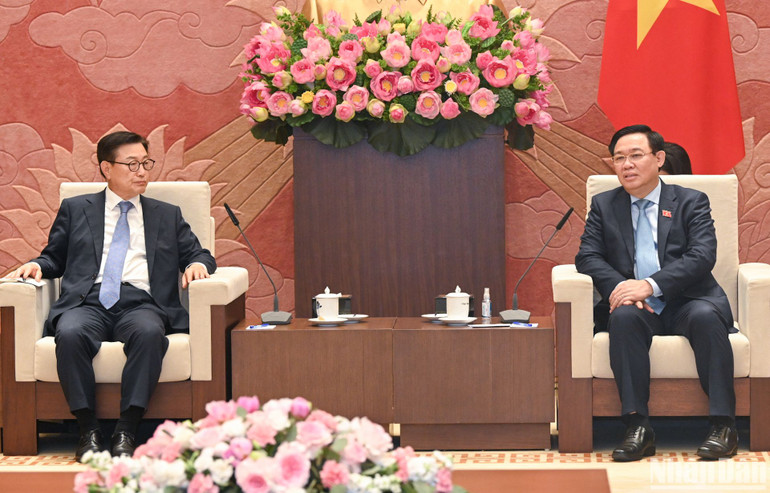 Chủ tịch Quốc hội Vương Đình Huệ và Tổng Giám đốc Công ty luật Kim&Chang Chung Kye Sung tại buổi tiếp.