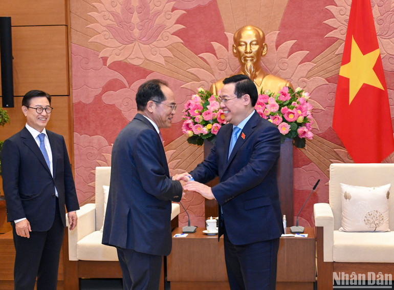 Chủ tịch Quốc hội Vương Đình Huệ và Tổng Giám đốc Công ty luật Kim&Chang Chung Kye Sung.