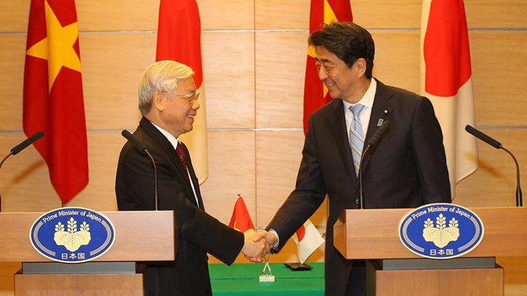 Tổng Bí thư Nguyễn Phú Trọng và Thủ tướng Nhật Bản Abe Sindô họp báo chung. (Ảnh: TTXVN)