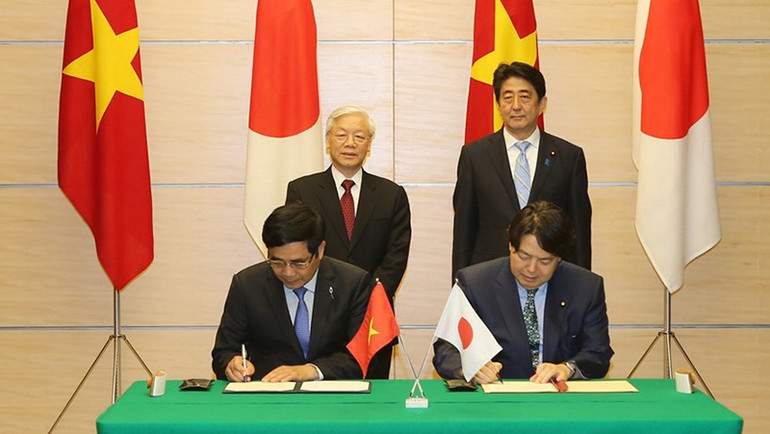 Tổng Bí thư Nguyễn Phú Trọng và Thủ tướng Nhật Bản Abe Sindô chứng kiến Lễ ký kết các văn bản hợp tác giữa hai nước Việt Nam - Nhật Bản, Tôkyô, ngày 15/9/2015. (Ảnh: TTXVN)