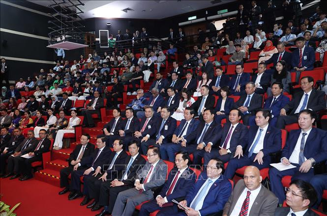 Các đại biểu và sinh viên Đại học Quốc gia Malaya tham dự sự kiện.