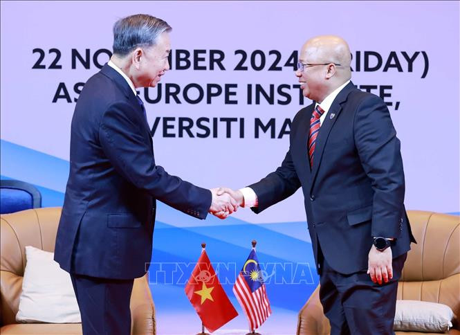 Tổng Bí thư Tô Lâm và lãnh đạo Trường đại học Quốc gia Malaya.