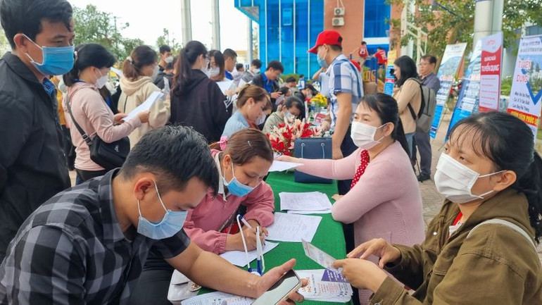 Rất đông lao động trẻ ở Quảng Ngãi đăng ký việc làm ngay tại Hội việc làm Xuân Quý Mão 2023. Rất đông lao động trẻ ở Quảng Ngãi đăng ký việc làm ngay tại Hội việc làm Xuân Quý Mão 2023.