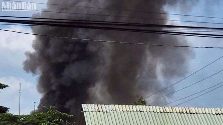 Cột khói bốc cao hàng chục mét.