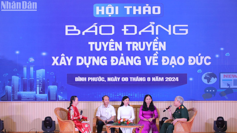Các đại biểu cùng tọa đàm tại hội thảo.