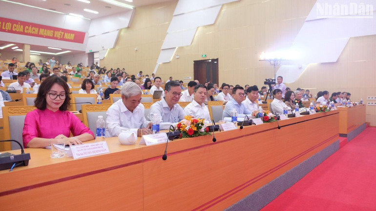 Các đại biểu về dự hội thảo.